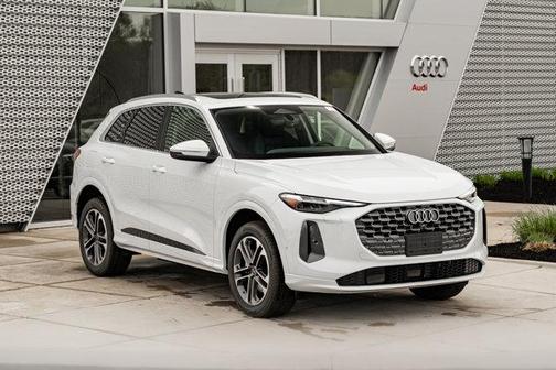 Glacier White Metallic 2026 Audi Q5 Premium Plus TFSI quattro S tronic