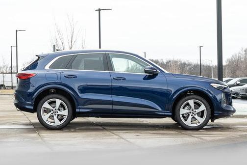 Navarra Blue Metallic 2025 Audi Q5 Premium Plus TFSI quattro S tronic