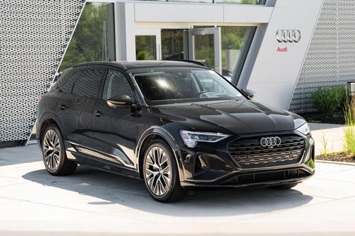 Mythos Black Metallic 2024 Audi Q8 e-tron Prestige