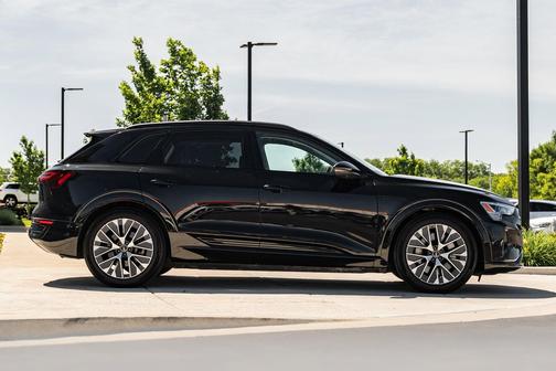 Mythos Black Metallic 2024 Audi Q8 e-tron Prestige
