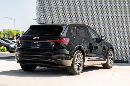 Mythos Black Metallic 2024 Audi Q8 e-tron Prestige