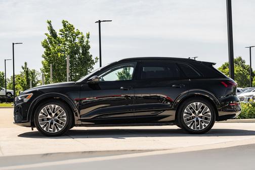 Mythos Black Metallic 2024 Audi Q8 e-tron Prestige
