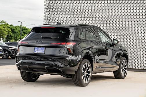 Mythos Black Metallic 2026 Audi Q3 TFSI quattro S tronic