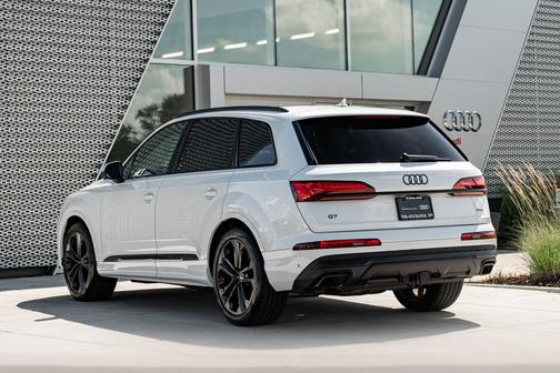 Glacier White 2025 Audi Q7 55 Premium Plus