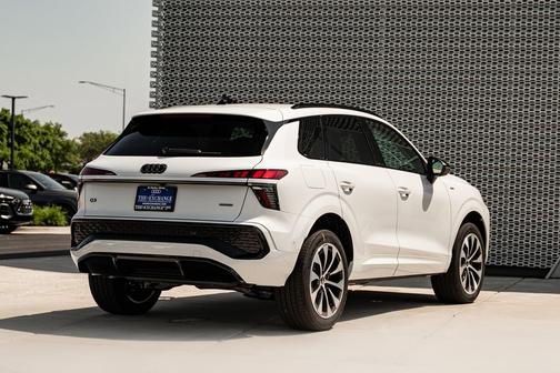 Glacier White Metallic 2026 Audi Q3 TFSI quattro S tronic