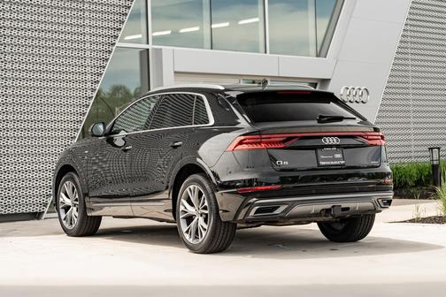Mythos Black Metallic 2023 Audi Q8 55 Premium Plus