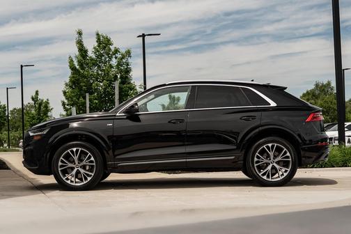 Mythos Black Metallic 2023 Audi Q8 55 Premium Plus