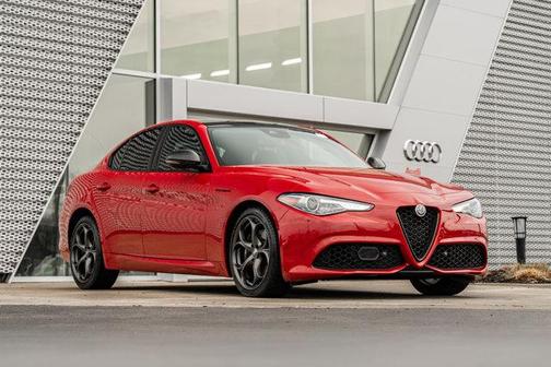 Alfa Rosso 2023 Alfa Romeo Giulia Estrema AWD