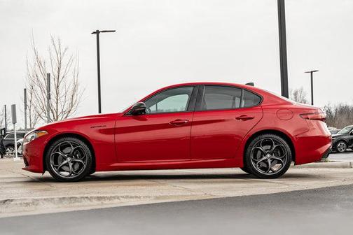 Alfa Rosso 2023 Alfa Romeo Giulia Estrema AWD