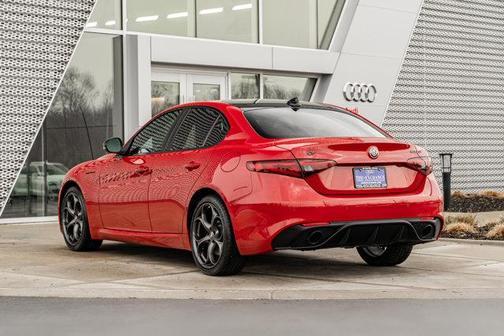 Alfa Rosso 2023 Alfa Romeo Giulia Estrema AWD