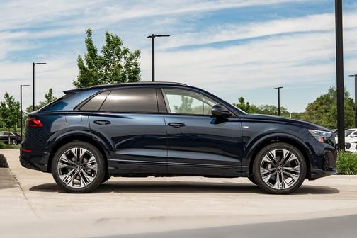 Waitomo Blue Metallic 2026 Audi Q8 55 Premium Plus
