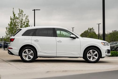 Glacier White Metallic 2022 Audi Q7 45 Premium