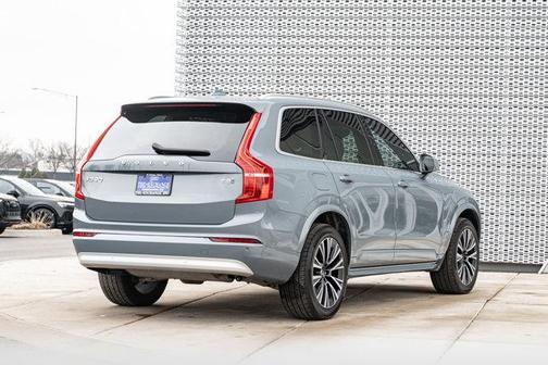 2022 Volvo XC90 T5 Momentum