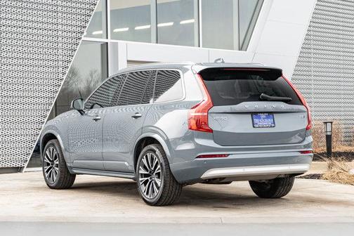 2022 Volvo XC90 T5 Momentum