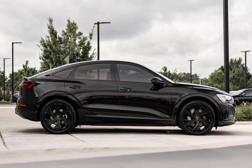 Mythos Black Metallic 2024 Audi Q8 e-tron Prestige