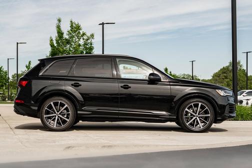Mythos Black Metallic 2023 Audi Q7 55 Prestige