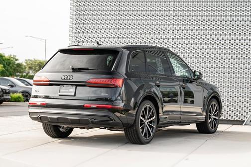 Mythos Black Metallic 2023 Audi Q7 55 Prestige