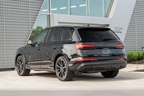 Mythos Black Metallic 2023 Audi Q7 55 Prestige