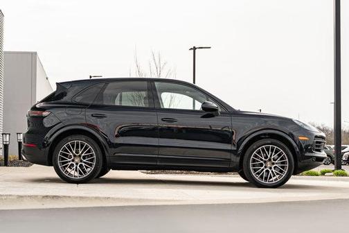 Moonlight Blue Metallic 2021 Porsche Cayenne Cayenne