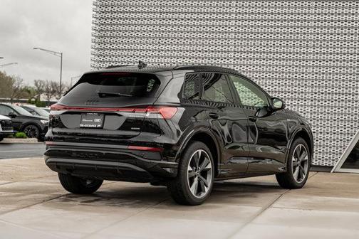 Mythos Black Metallic 2024 Audi Q4 e-tron Prestige 50 quattro