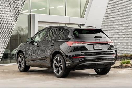 Mythos Black Metallic 2024 Audi Q4 e-tron Prestige 50 quattro