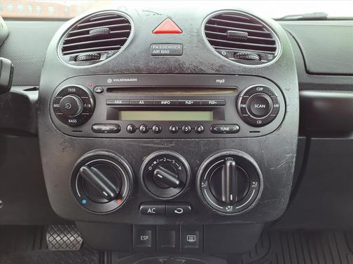 2008 Volkswagen New Beetle S