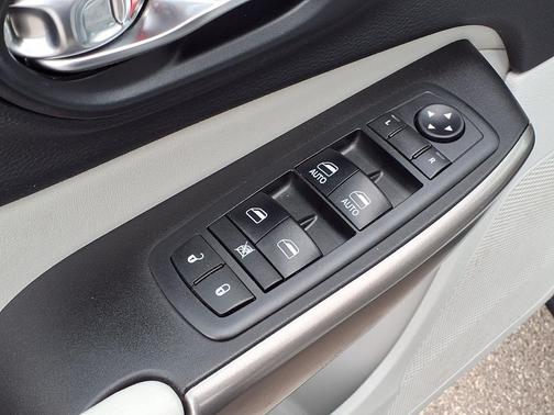 Bright White Clearcoat 2019 Jeep Cherokee Limited