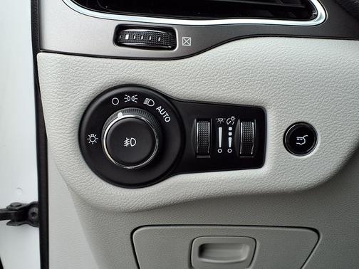 Bright White Clearcoat 2019 Jeep Cherokee Limited