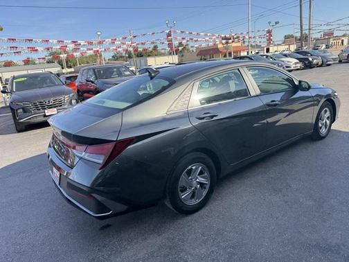 2024 Hyundai ELANTRA SE