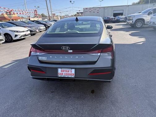 2024 Hyundai ELANTRA SE