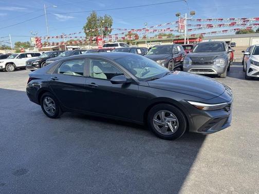 2024 Hyundai ELANTRA SE