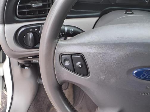 Vibrant White Clearcoat 2002 Ford Taurus SES