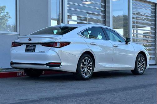 2022 Lexus ES 300h Base