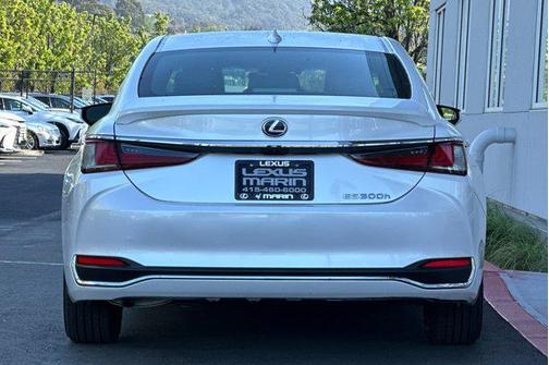 2022 Lexus ES 300h Base