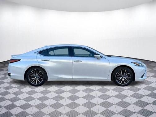 2025 Lexus ES 300h Base