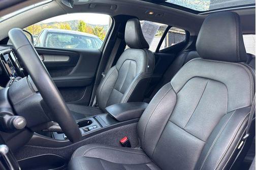2024 Volvo XC40 B5 Core Bright Theme