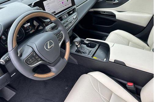 2025 Lexus ES 300h Luxury