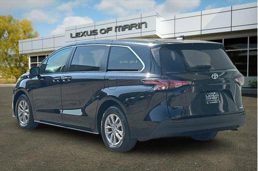 2022 Toyota Sienna LE