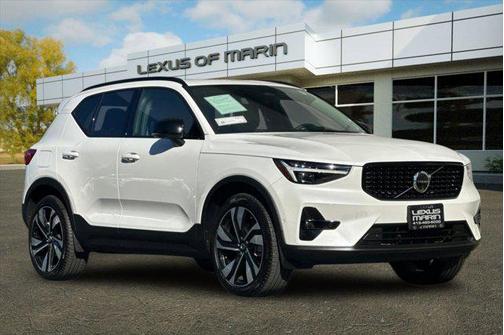 2024 Volvo XC40 B5 Ultimate Dark Theme