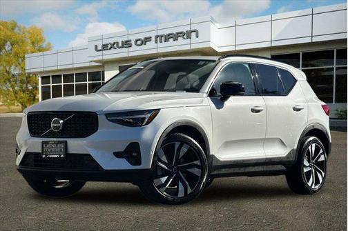 2024 Volvo XC40 B5 Ultimate Dark Theme
