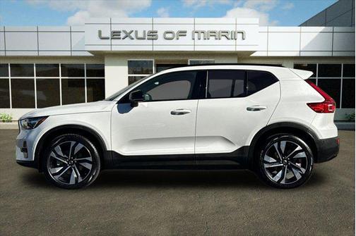 2024 Volvo XC40 B5 Ultimate Dark Theme