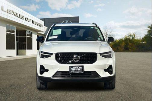 2024 Volvo XC40 B5 Ultimate Dark Theme