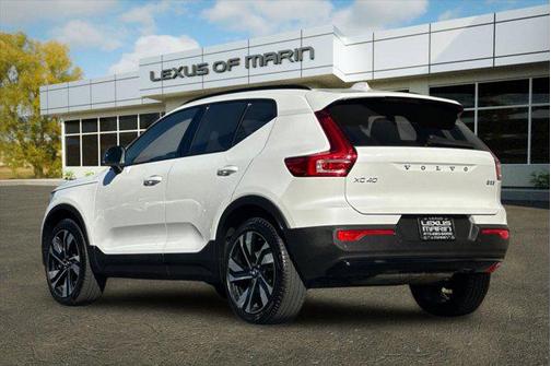 2024 Volvo XC40 B5 Ultimate Dark Theme
