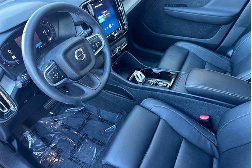 2024 Volvo XC40 B5 Ultimate Dark Theme