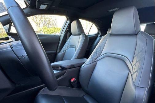 2025 Lexus UX 300h Base