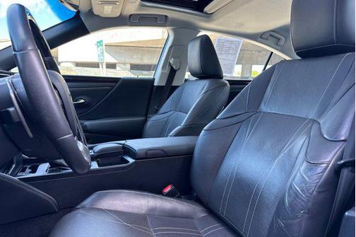 2019 Lexus ES 300h Base