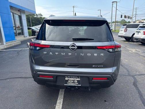 2024 Nissan Pathfinder SV