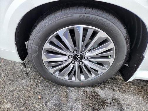 2025 INFINITI QX80 Luxe