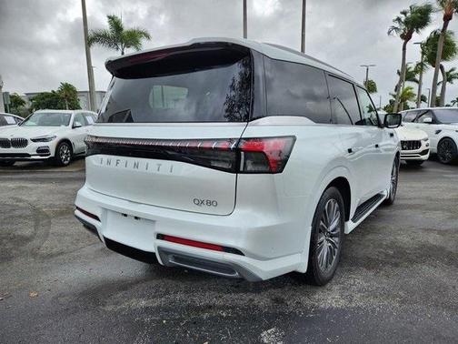 2025 INFINITI QX80 Luxe