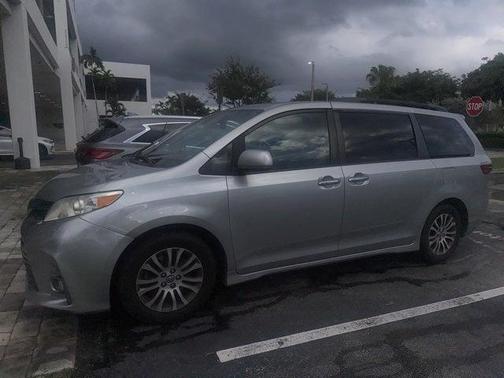 2020 Toyota Sienna XLE